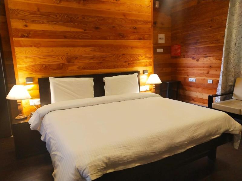 Le ROI Floating Huts & Eco Rooms image