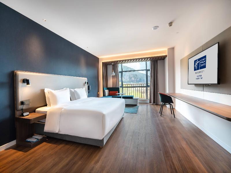 Holiday Inn Express Linzhi Airport image