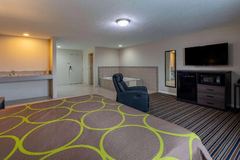 Super 8 by Wyndham Missouri Valley image