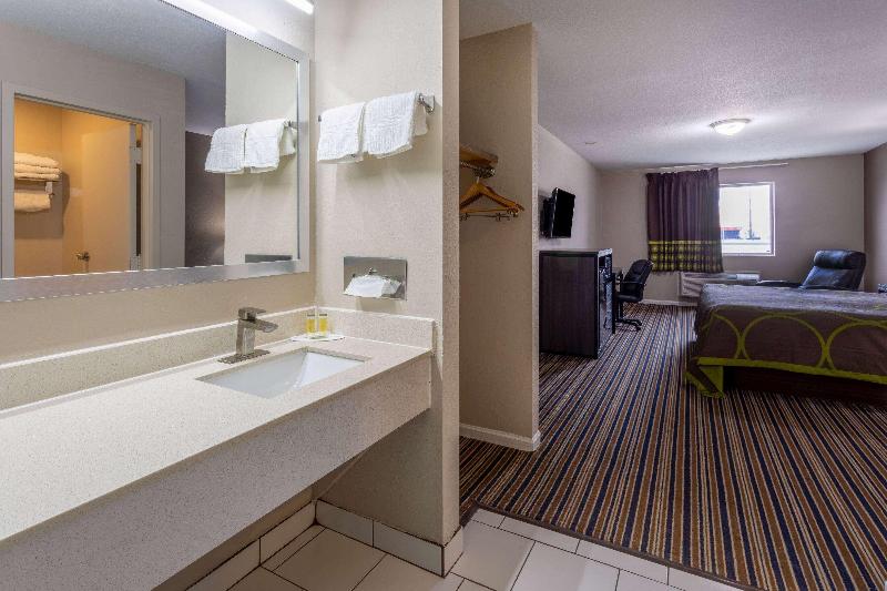 Super 8 by Wyndham Missouri Valley image