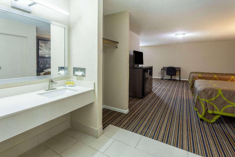 Super 8 by Wyndham Missouri Valley image