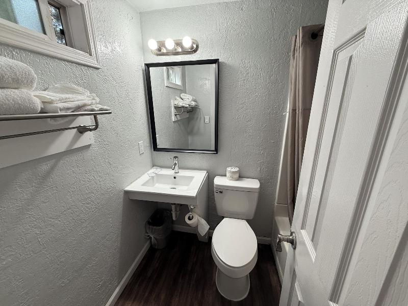 Budget Inn Bend image