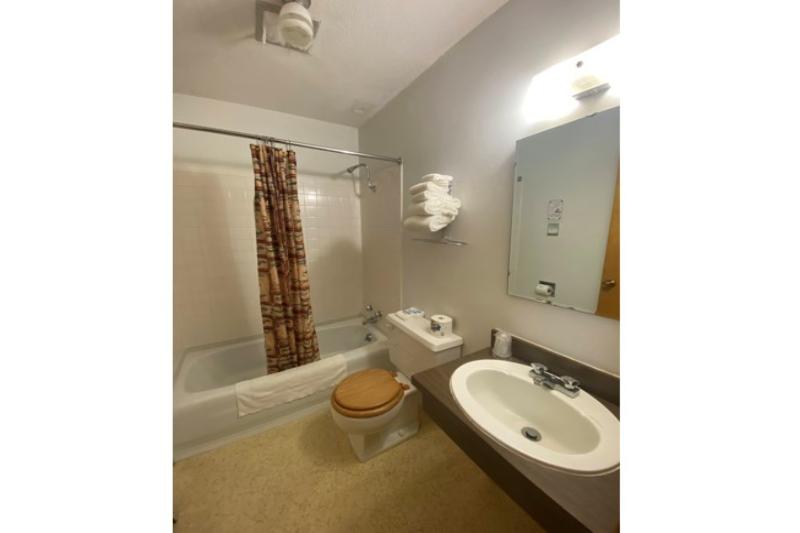 Love Hotels Voyageur by OYO at International Falls image