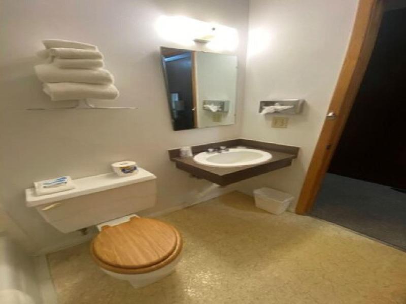 Love Hotels Voyageur by OYO at International Falls image