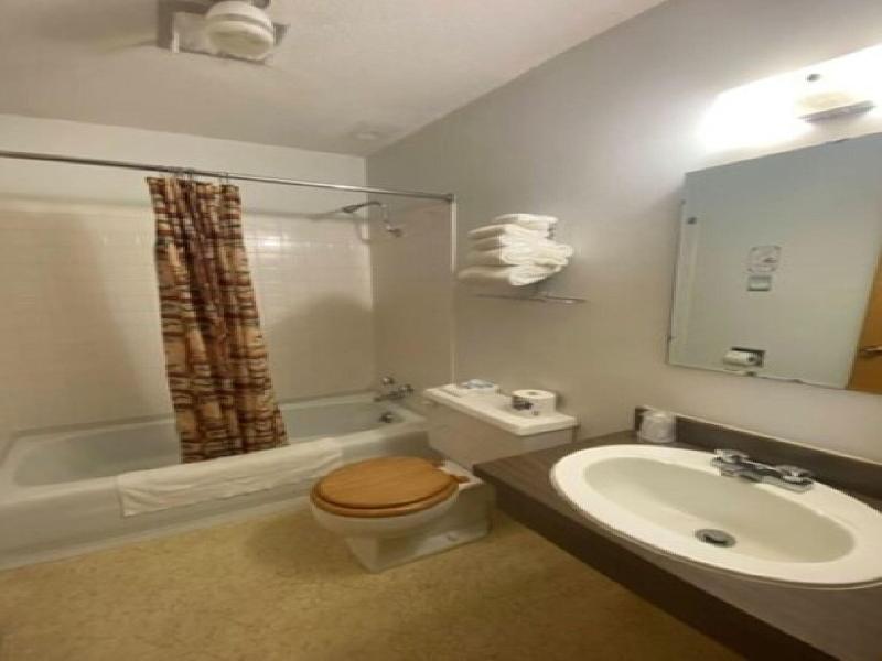Love Hotels Voyageur by OYO at International Falls image