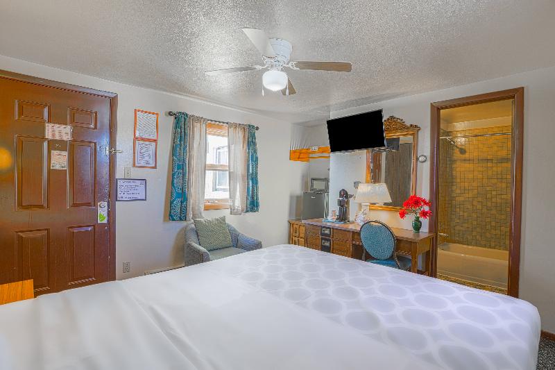 Love Hotels Silver Street by OYO at Hurley WI image