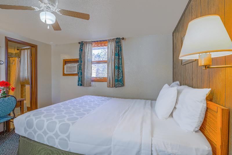 Love Hotels Silver Street by OYO at Hurley WI image