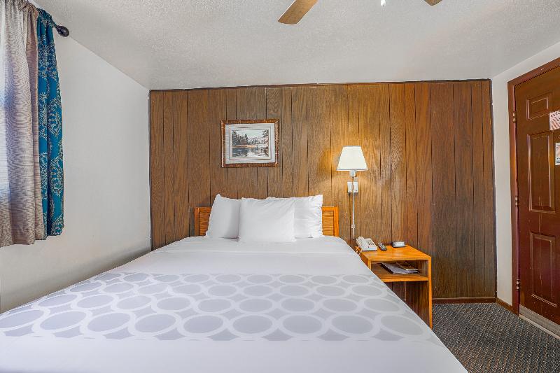 Love Hotels Silver Street by OYO at Hurley WI image
