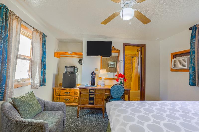 Love Hotels Silver Street by OYO at Hurley WI image