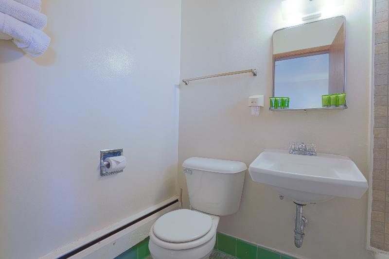 Love Hotels Silver Street by OYO at Hurley WI image