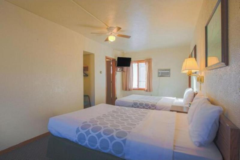 Love Hotels Silver Street by OYO at Hurley WI image