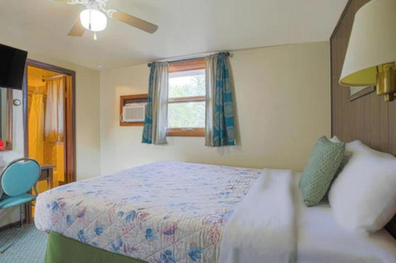 Love Hotels Silver Street by OYO at Hurley WI image