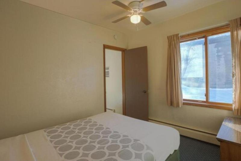 Love Hotels Silver Street by OYO at Hurley WI image