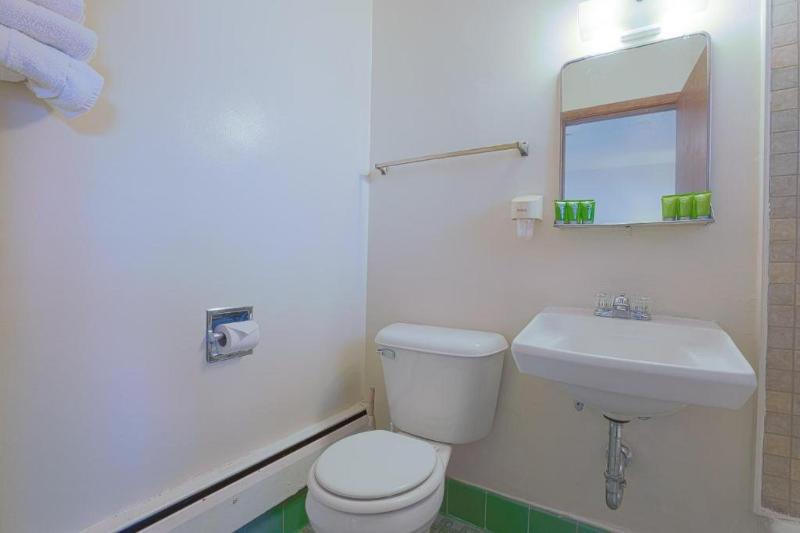 Love Hotels Silver Street by OYO at Hurley WI image