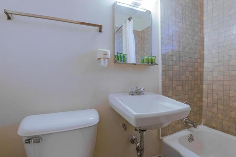Love Hotels Silver Street by OYO at Hurley WI image