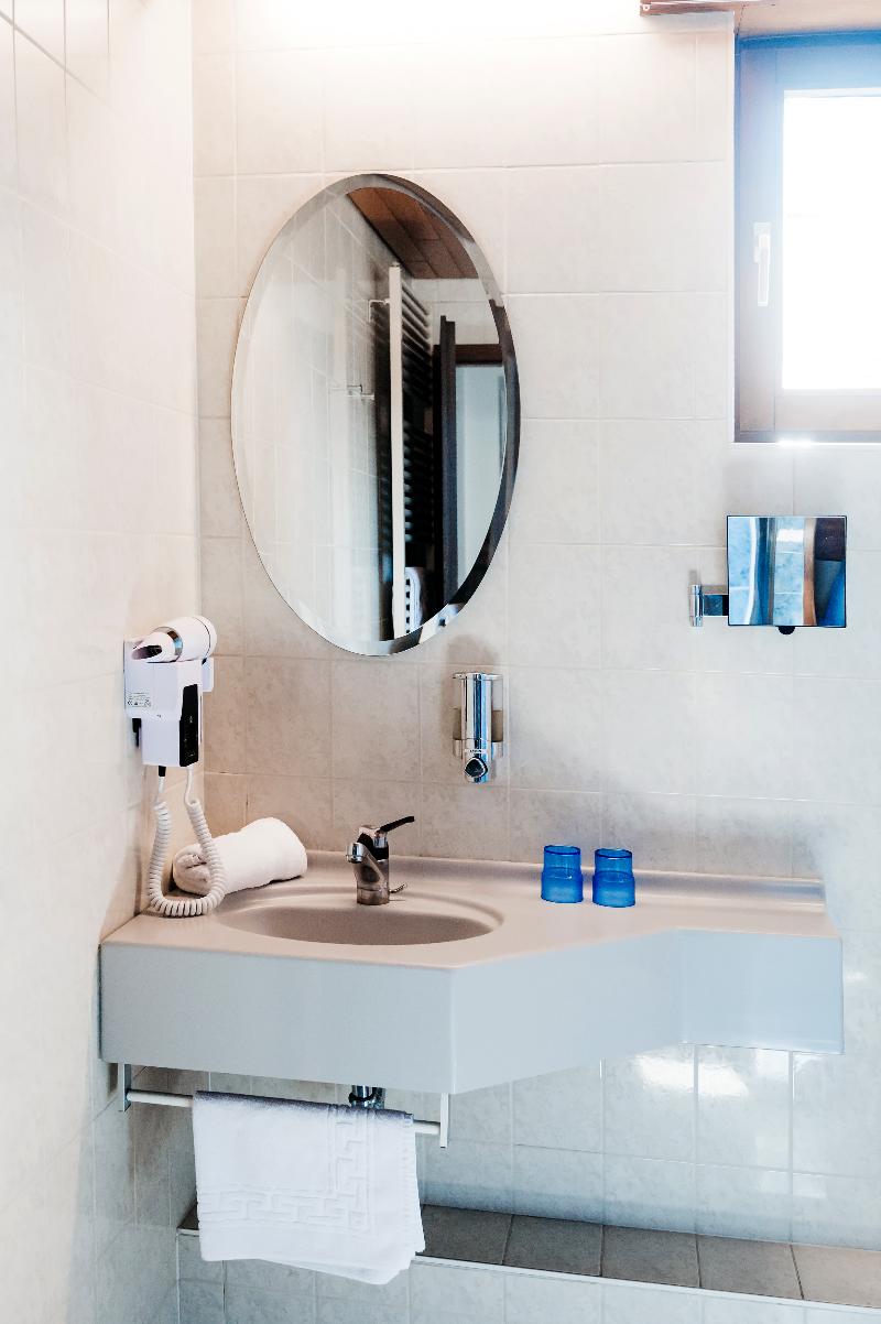 Logis Hotel Au Lion Rouge image