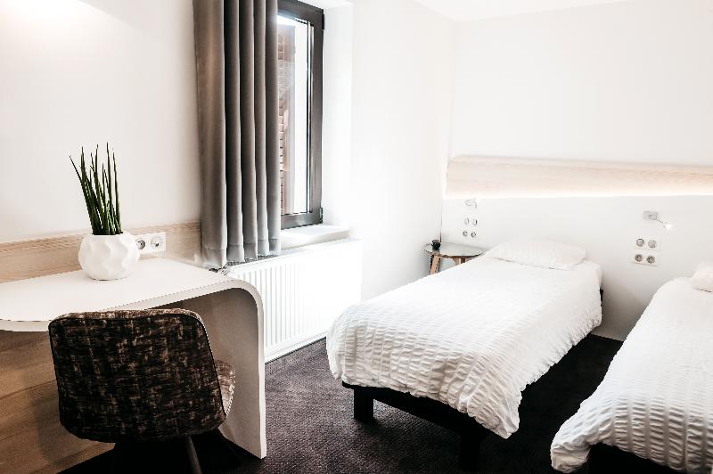 Logis Hotel Au Lion Rouge image