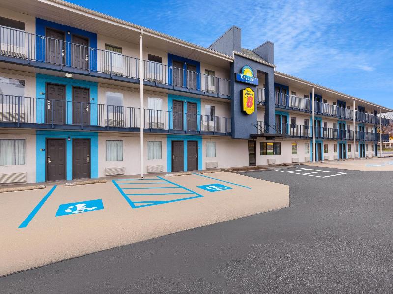 Super 8 by Wyndham Charleston WV — general view