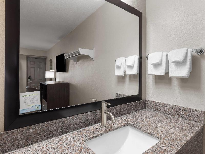 Super 8 by Wyndham Charleston WV photo 22