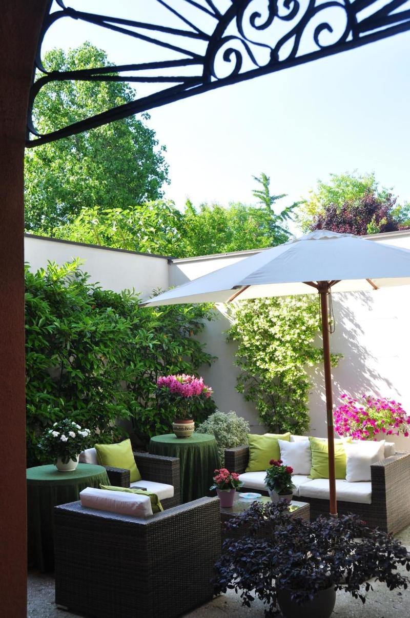 Piazza Nova Guest House image