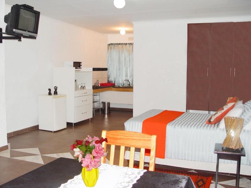 Esther's Lodge image