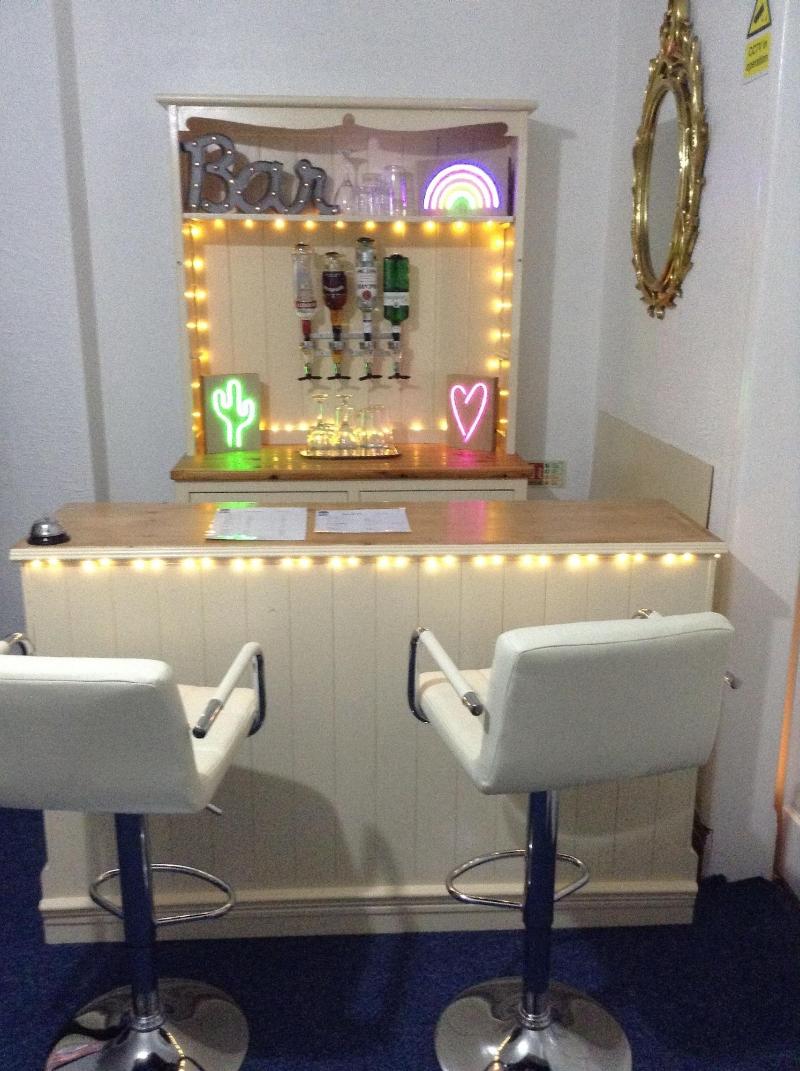 Whiteways Hotel — bar