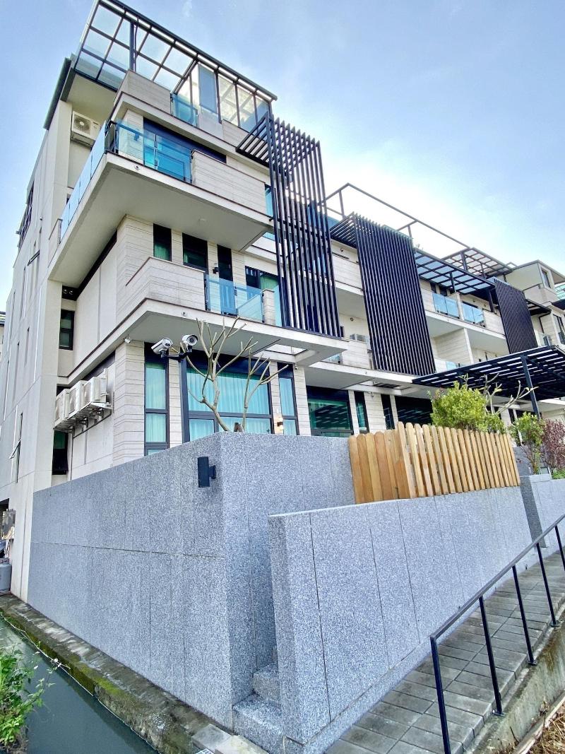 Sam House — main photo