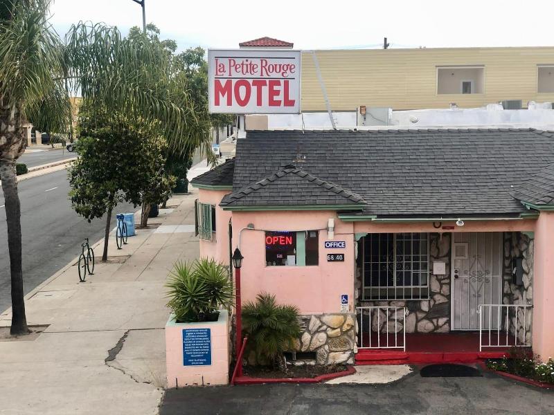 La Petite Rouge Motel image