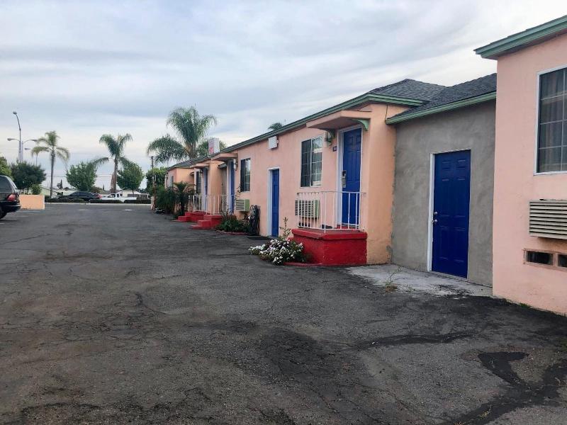 La Petite Rouge Motel image