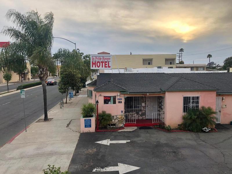 La Petite Rouge Motel image