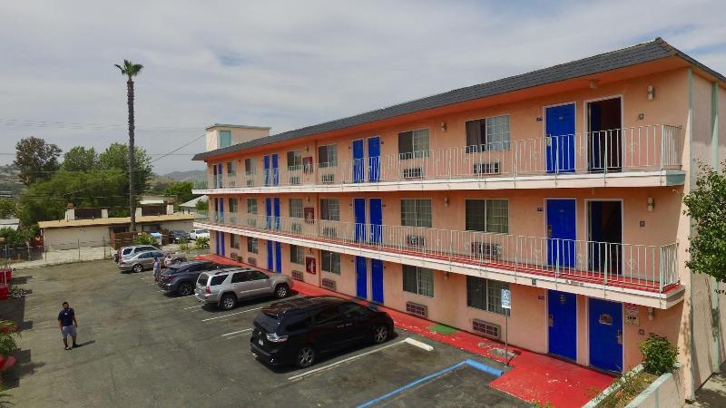 La Petite Rouge Motel image