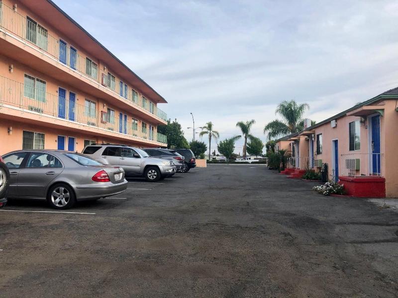 La Petite Rouge Motel image