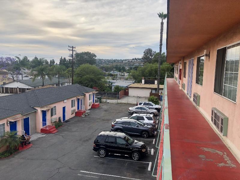 La Petite Rouge Motel image
