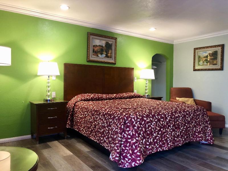 La Petite Rouge Motel image