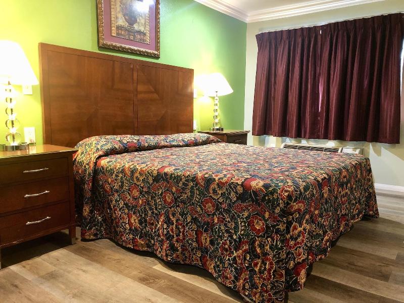 La Petite Rouge Motel image