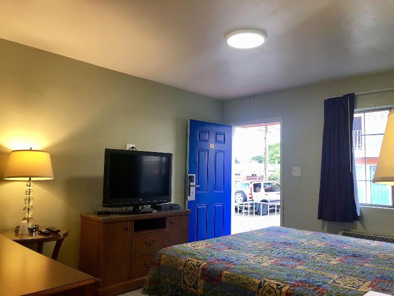 La Petite Rouge Motel image