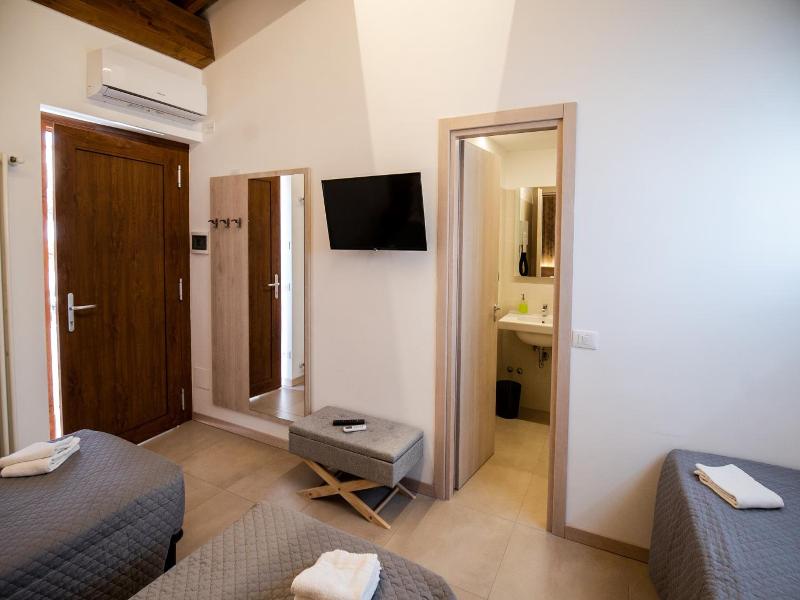 Gu Hotel image