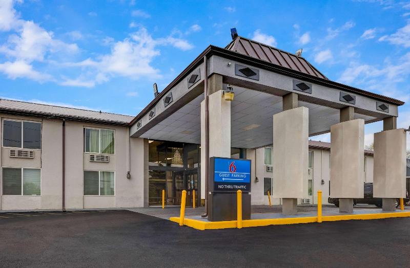 Motel 6 Indianapolis, IN image
