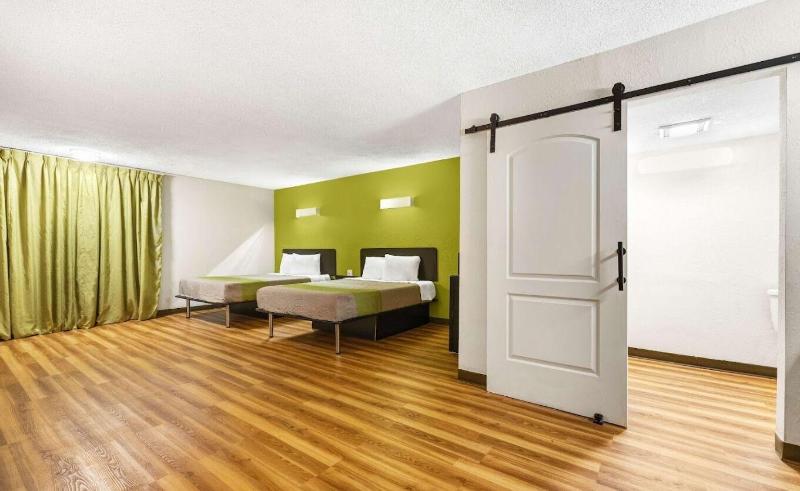 Motel 6 Indianapolis, IN image