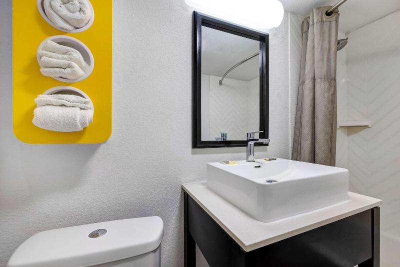 Motel 6 Indianapolis, IN image