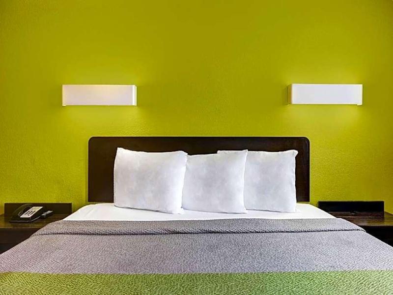 Motel 6 Indianapolis, IN image