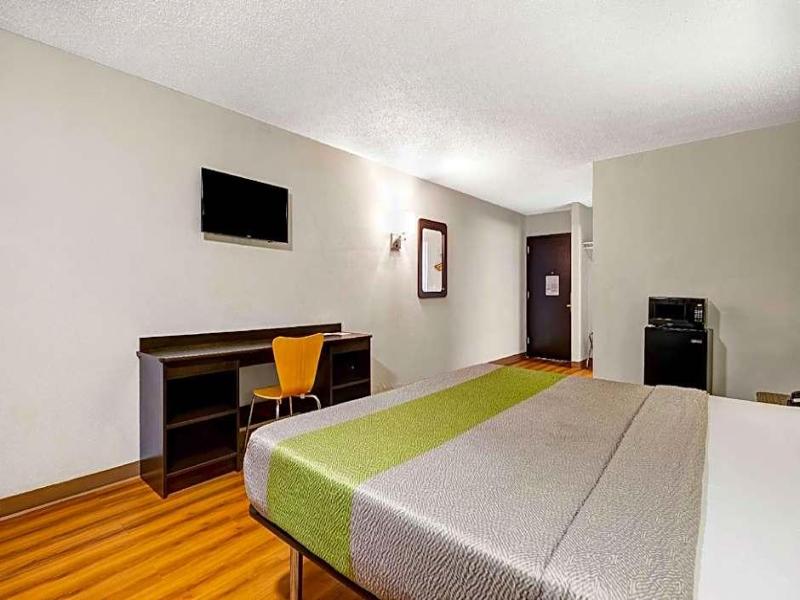 Motel 6 Indianapolis, IN image