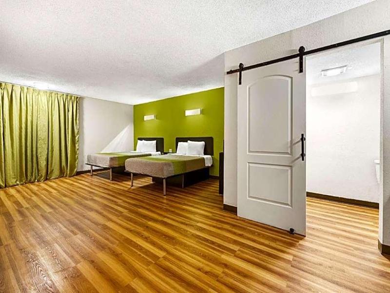Motel 6 Indianapolis, IN image