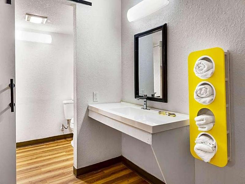 Motel 6 Indianapolis, IN image