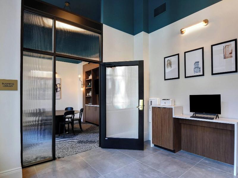 Courtyard by Marriott Cincinnati Downtown image