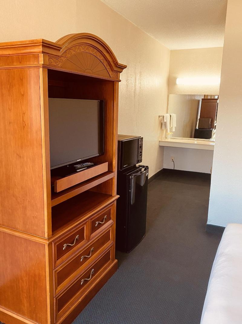 Travelers Place Inn & Suites image