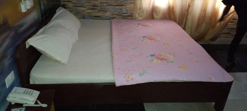 Mother's Royal Hotel, Akroso
