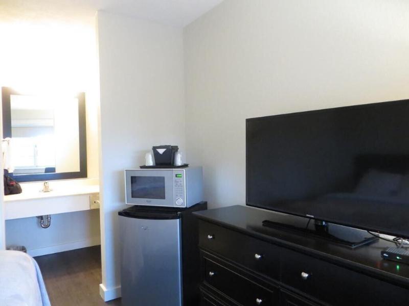 Brio Beach Inn image
