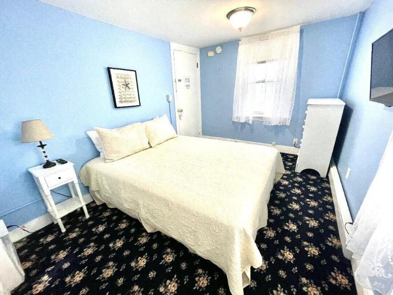 Quaker Inn image