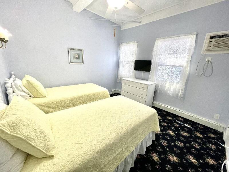 Quaker Inn image